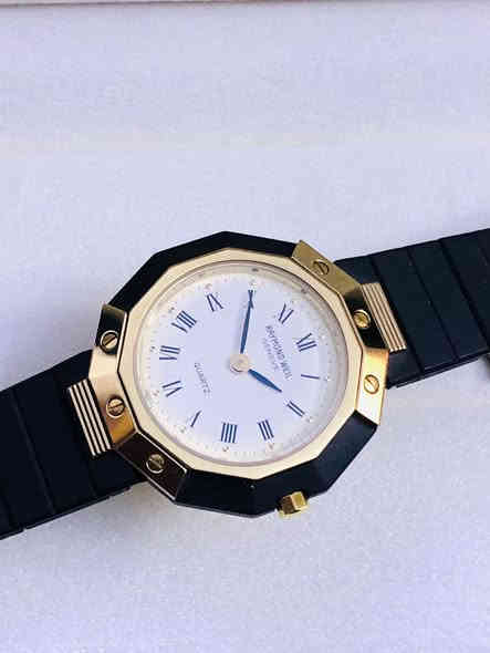 ساعة رايموندويل جنيف /نسائي 
‏ / كاربون RAYMOND WEIL
كوارتز- اصدار خاص 
 تغليف ذهب - قفل فراشه  
انتاج الثمانينات من النوادر      
لوك غير مستعملة 
للاتصال ***********
