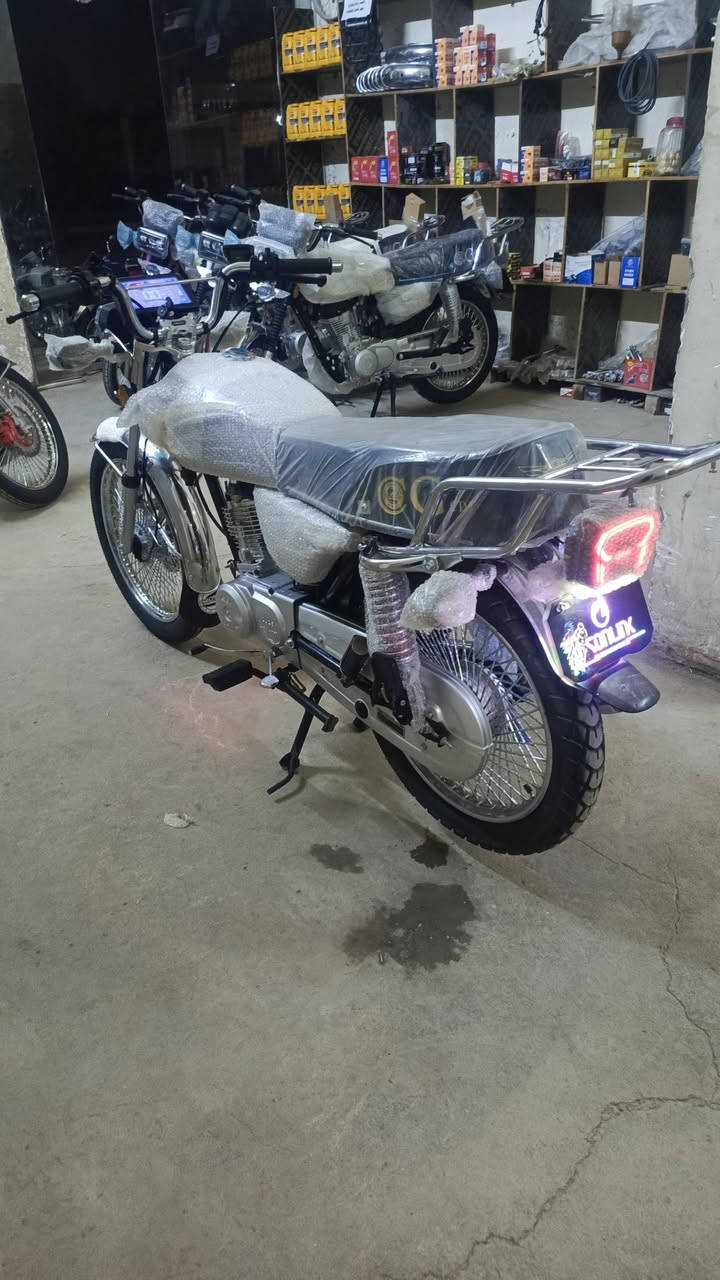 ياالله /// الأخوين للدراجات 🛵
الأستفسار//*********** ☎️☎️***********

‼️التااايكر ال 25 سولنك الأصلي باب 1 🛵
قطعة استعمااال شي قليل كفاالة وزيرو TIGER 
لوون مميززز بنفسسچي 🟪
‼️المكان /// الصويررةة شارع السبيس تقاطع حي الزهور
