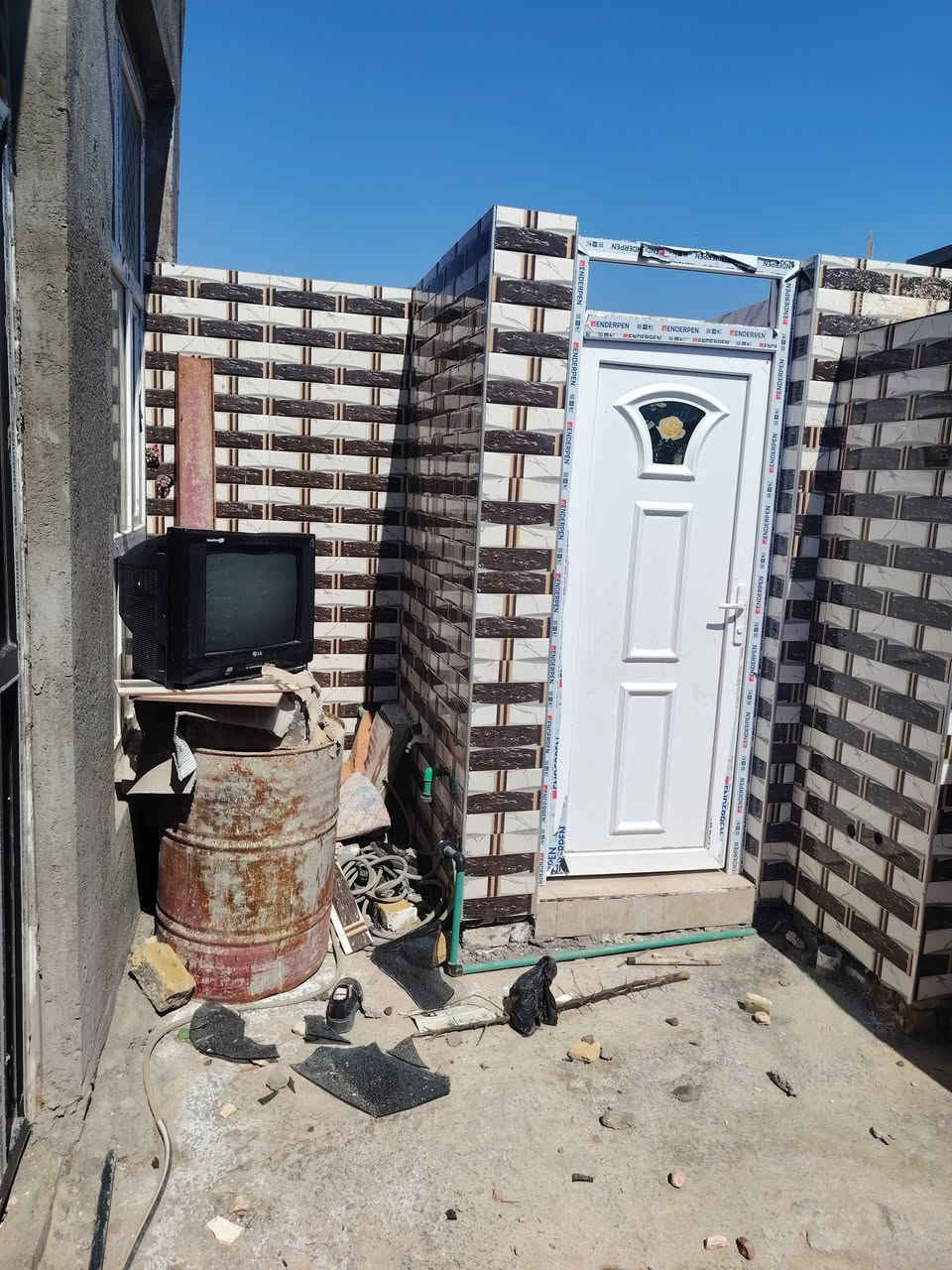 سلام عليكم مشتمل للبيع طابو زراعي مشمول بلتطويب سند 25مساحه 100 متر بناء حديث يحتوي عله غرفه وصاله ومطبخ وستقبال مومر خلفي معه حمام مساحه في وجه البيت في صحيات خارجيه مكاني بابل الهاشميه حي أنصاف كافه الخدمات أي استفسار اتصل ***********
