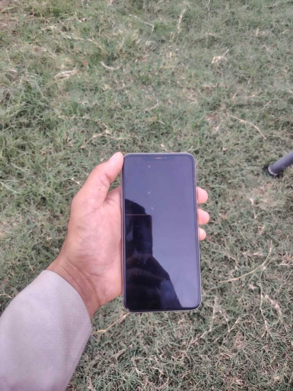 سلام عليكم ١١برو ماكس البيع  ذاكره 256 بطاريه ٧٧ السعر خاص***********
