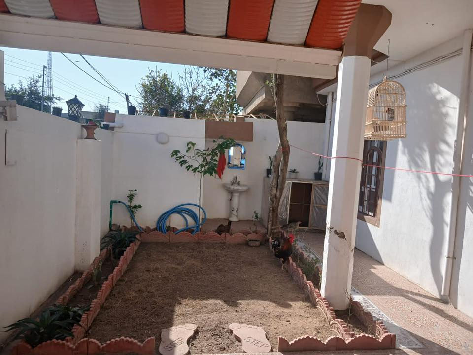 🏠 دار للبيع في خانقين - حي بختياري
الموقع: بختياري - فرع أسواق المندلاوي.

المساحة: 200 متر.

تفاصيل الدار:

◀️ غرفتين نوم + صالة + مطبخ + استقبال

◀️حديقة داخلية وخارجية.

◀️ بئر ماء خاص.

◀️ كراج مسقف (سقيفة كيس بان).

◀️السطح نظيف جداً والبيت جاهز للسكن.

للاستفسار والتواصل:

📞 [ ‭0770 230 3023‬] ‭
