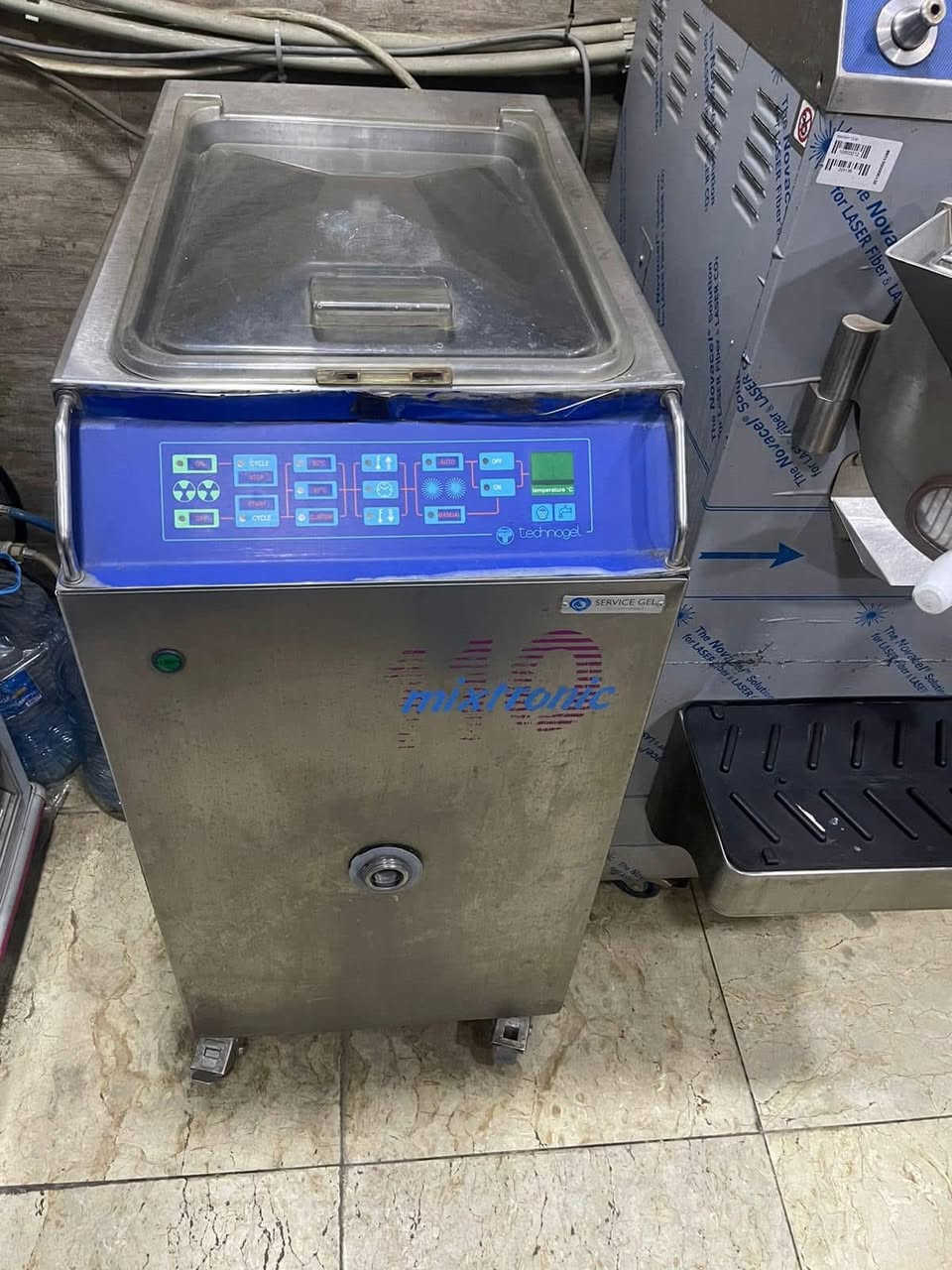 معروض للبيع مجموعة معدات احترافية (إيطالية المنشأ) بحالة ممتازة وجاهزة للشغل فوراً:
1️⃣ براد عرض آيس كريم (Showcase):
• الشركة المصنعة: ISA (إيطاليا 🇮🇹)
• الموديل: Millennium
• السعة: تتسع لـ 18 بلانك (حوض آيس كريم).
• الميزات: دبل كمبريسر (Double Compressor) لأداء تبريد قوي وعالي الكفاءة، مع تصميم عصري لعرض جذاب.
2️⃣ جهاز بسترة (Mixer):
• الشركة المصنعة: Technogel (إيطاليا 🇮🇹)
• الموديل: Mixtronic 110
• الوصف: غني عن التعريف، الأفضل لبسترة وخلط المزيج بدقة.
3️⃣ برج تبريد (Cooling Tower):
        •  برج تبريد (شلال): لضمان كفاءة تبريد المكائن (السوفت، العوارض، ومكائن الـ DS).
📍 الموقع: بغداد
📞 للتواصل والاستفسار (اتصال أو واتساب): ***********
