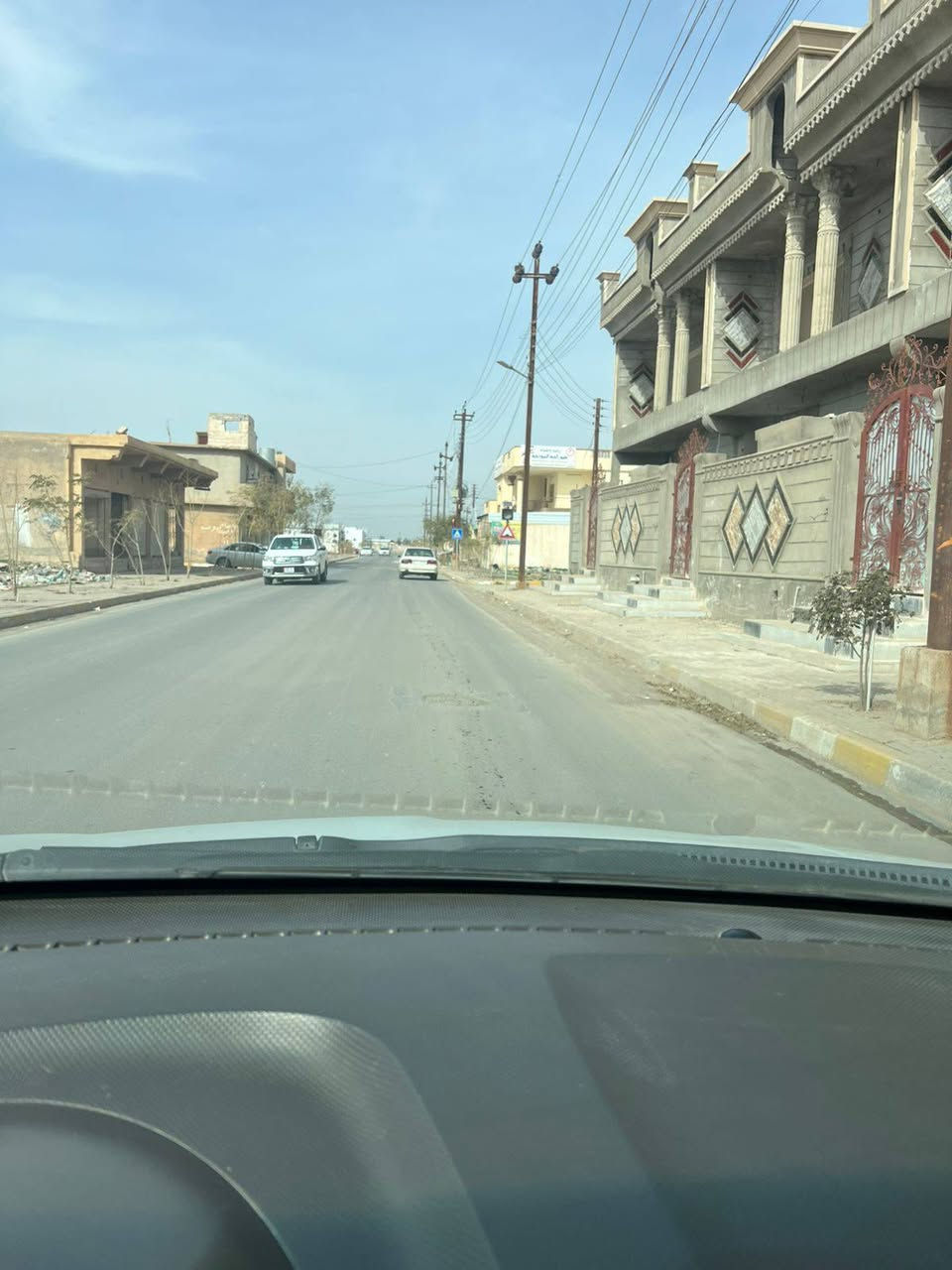 قطعة ارض تجارية ركن حي ةلقادة المساحة٣٥٢ م  الموقع الشارع الحولي قادة قادسية المؤدي الى الكورنيش وسايدين العلوى روضة طيور الجنة الواجهة على الشارع العام ٢٣م ونص العمق ١٥م تصلح محلات او عمارة تجارية اوسكنية السعر ٢٠٠مليون قابلة للمعاملة للاستفسار أكثر مراجعة مكتب الزغيت اوالاتصال على الرقم ***********
