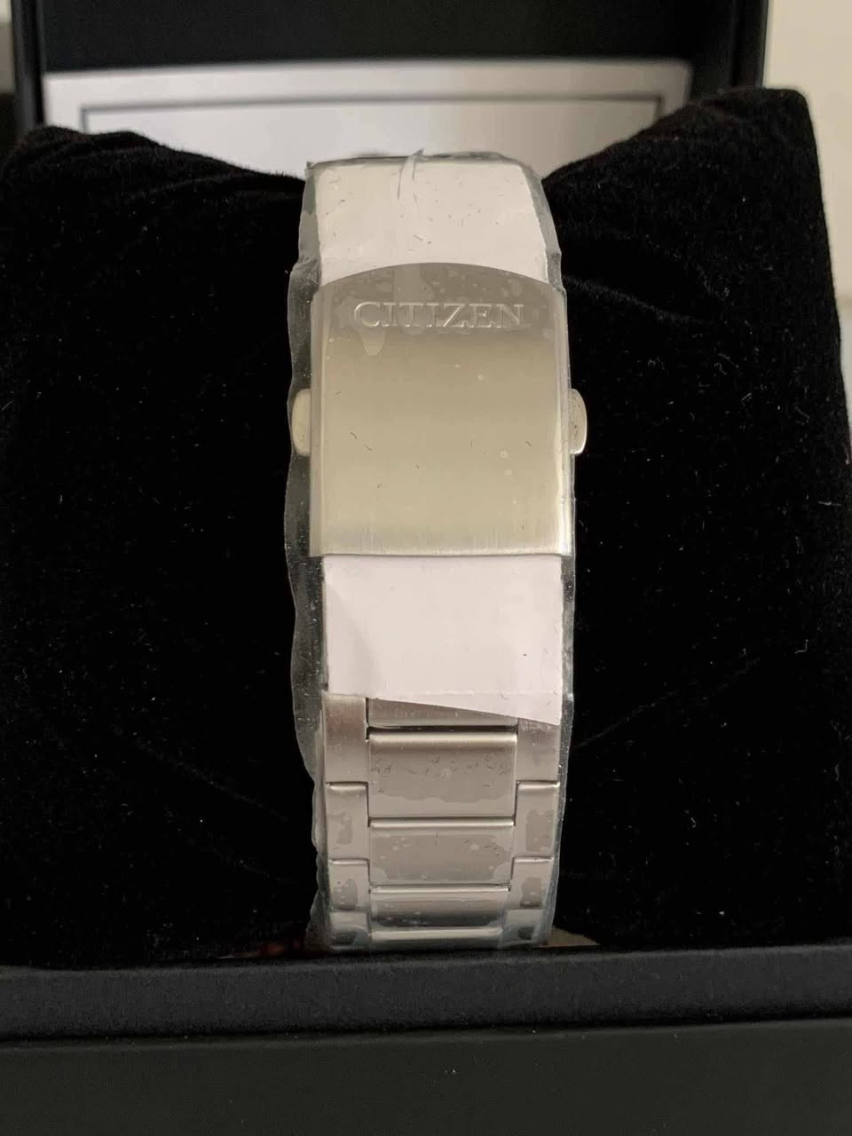 السلام عليكم........
ساعة CITIZEN ياباني أصلي بطارية 
شحن ضوئي ECO-DRIVE 
نافذة للعرض التاريخ عدسة 
أميال وأرقام فسفوري 
القطر ٤٣
مقاوم للماء ١٠٠م 
سير حديد ستانلس ستيل معلم 
جديد غير مستعمل مع العلبة الاصلية وبطاقة الضمان
السعر ١٧٥ $
يوجد توصيل ***********
