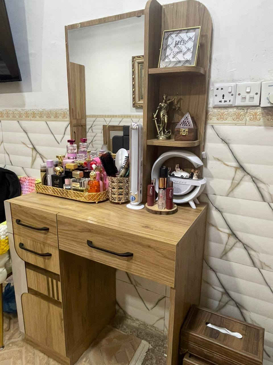 سلام عليكم غرفه نوم تركيه ٧ قطع جديده صار شهر من اخذته معتاز دبيعها رايده بمليون شخط مابيها اي ضرر مابيها مكاني دولعي تواصل خاص او ***********
