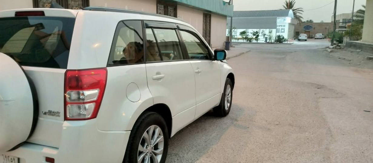 السلام عليكم
سوزوكي كراند فيتارا ١٤ رقم نجف باسمي اني مالكه بالحله 

بيه ٣ قطع صبع وعليه ادامه كامله قبل سبوعين بدلت كازكيت 

وادامه كامله للمكينه رجعته جديده راديتر منظومة تبريد تخم تاير... السعر ١٠٥ وبيه مجال حك الجيه للاستفسار 
رقم تليفوني  ***********
