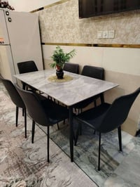 ميز طعام • قليل الاستخدام • نظيف