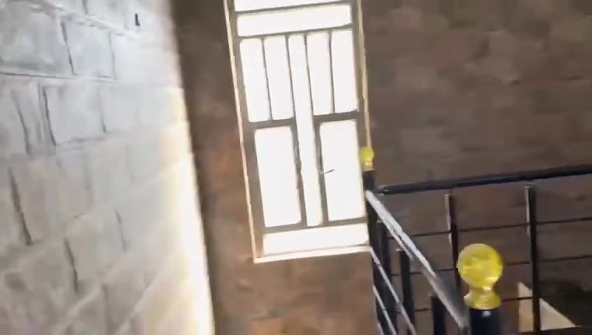 بيت للبيع في حي القدس قرب المدرسه الصينيه 
مساحة ٢٥٠متر بناء درجه اولى طابو تحويل مباشر منطقه راقيه جدا استفسار اكثر اتصل على هذا الرقم ***********السعر ١٩٠ وبي مجال
