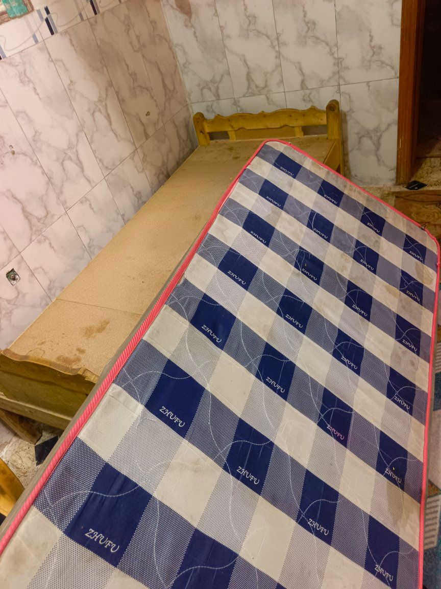 سرير نوم للبيع معه الدوشك طبي نضيف ولسرير كذالك للاستفسار ***********
