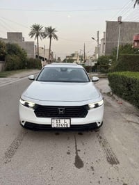 هوندا اكورد هايبرد 2024 فئة XLE السيارة ماشية 27 الف ميل السيارة مرقمة...