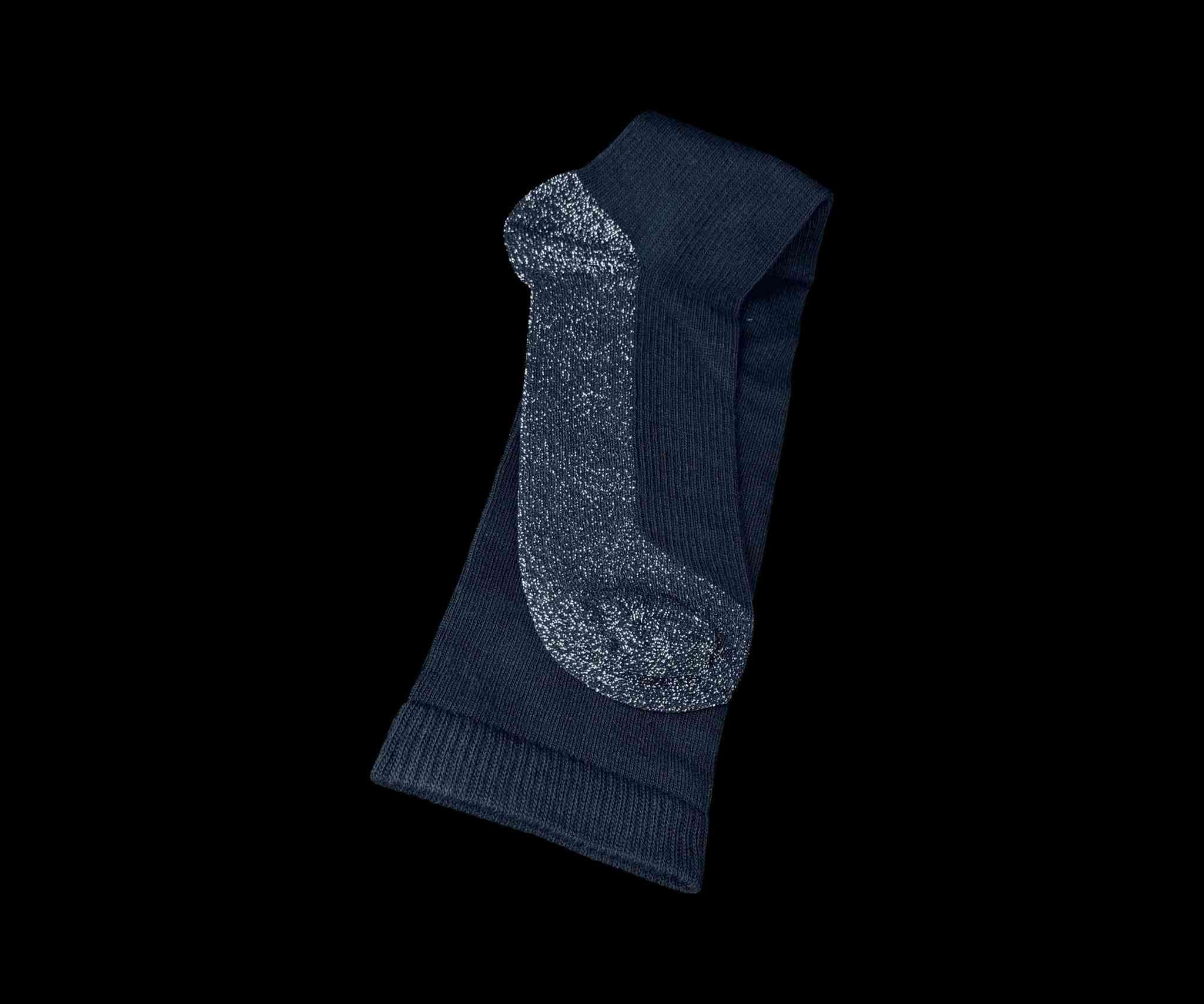 جوارب السكري لسحب الحرارة وتخفيف سخونة القدم
السعر 15 الف

الاستخدامات
مخصصة لمرضى السكري الذين يعانون من سخونة القدمين أو الشعور بالحرارة الزائدة
تساعد على تهدئة القدم أثناء النوم أو الجلوس لفترات طويلة
مناسبة للاستخدام اليومي داخل المنزل أو مع الأحذية المريحة
تقلل الإحساس بالانزعاج الناتج عن ارتفاع حرارة القدم
مناسبة لكبار السن والأشخاص ذوي الحساسية العالية في القدمين

المميزات
تصميم خاص لسحب وتوزيع الحرارة من باطن القدم
منطقة باطن القدم والكعب مصنوعة بخامة مختلفة ذات نسيج خاص للمساعدة على امتصاص الحرارة
خامة قطنية مرنة ومريحة لا تضغط على القدم
بدون مطاط ضاغط، مناسبة لمرضى السكري والدورة الدموية الحساسة
تسمح بتهوية جيدة للقدم وتقلل التعرق
ناعمة على الجلد ولا تسبب تهيجًا
تصميم عملي بطول مناسب يغطي القدم والكاحل
لون داكن عملي لا يظهر عليه الاتساخ بسهولة
قابلة للغسل وإعادة الاستخدام

الملاحظات
المنتج مساعد لتخفيف الإحساس بالحرارة وليس علاجًا طبيًا
يفضل عدم استخدام مبيضات للحفاظ على جودة النسيج
المقاس مناسب لمعظم القدمين بفضل الخامة المرنة
طول الجاروب 50 سم
لم يتم ذكر بلد المنشأ


**إذا كنت صاحب هذا الإعلان وتريد حذفه لأي سبب، رجاءا أرسل رسالة إلى الدعم الفني**