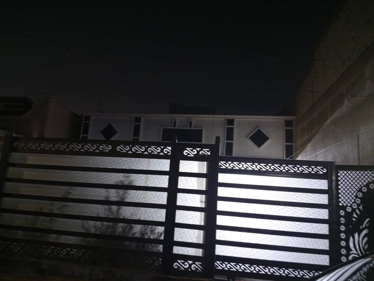 بيت للبيع مساحة ٢٠٠ متر واجهه ١٠ النزال ٢٠ امامه ساحه تشجير الموقع الامانه المربع البظهر معرض الصباح  قرب العاب جنة الكرخ السعر ٣٥٥ مليون هاتف ***********
