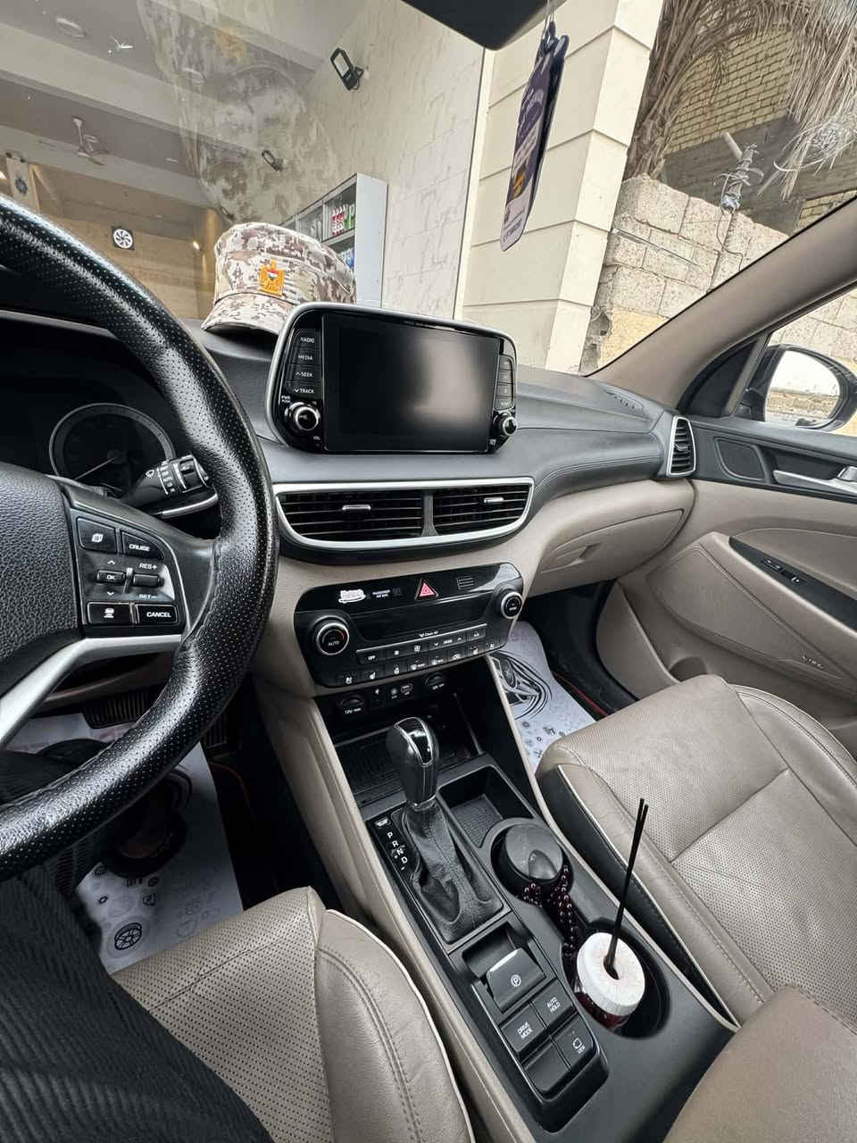 سلام عليكم
توكسان 2021 لمتتد
بانورامه
تدفئه تبريد
كشنات تدفئه تبريد
تحديد مسار
مانع انزلاق
رادارات
كامرات ٣٦٥
لد ابيض
تدفئه مقاعد خلفيه
جنطه كهرباء
السياره فول موصفات وكامله من كلشي اي نقص ما بيه صورا الحادث بل منشور قطعتين فقط
***********  سعر 170
