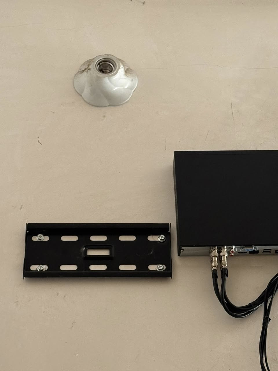 بعض اعمالنا :
تم الانتهاء من تنصيب احدى المنازل  ب 4 كاميرات 

2 ميكا  نضام كوكسل  من شركة #Dahua 
 
#الموقع/ بغداد / الامين الثانيه / شارع بيت غلام 
#دقة في العمل 
#الاتقان في التنفيذ 
للأتصال :***********
