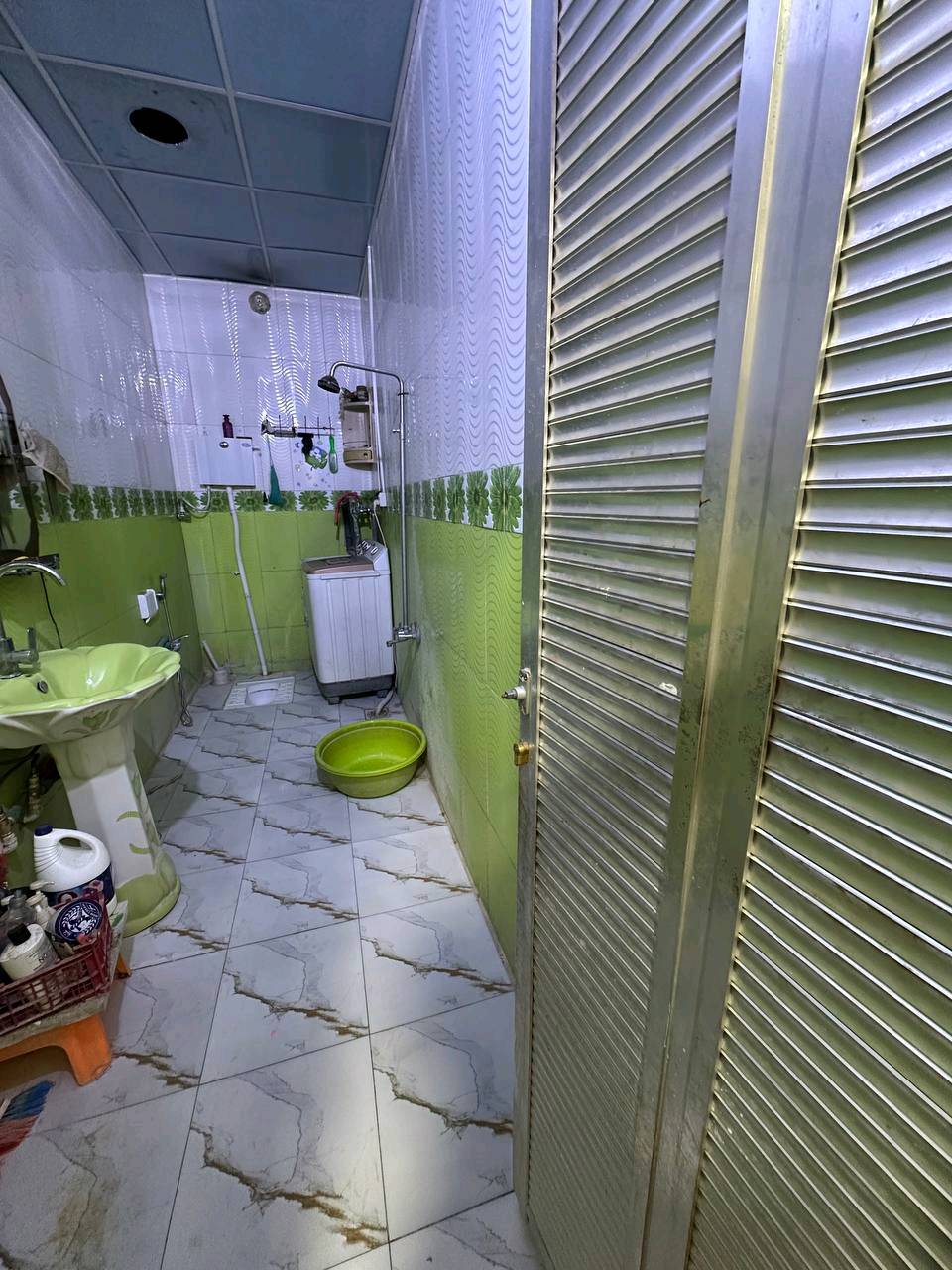 بيت للبيع مساحته ٢٢٥ طابقين 
الموقع شارع الجمعه 
تفاصيل البناء 
محل غذائيه 
واستقبال وطارمه صاله 
غرفه 
منور + صحيات عدد ٣ 
الطابق الثاني غرفتين وصاله وصحيات 
وشقه فوك المحل 
واجهه البيت ١٥ 
شارع المنطقه ١٥ متر