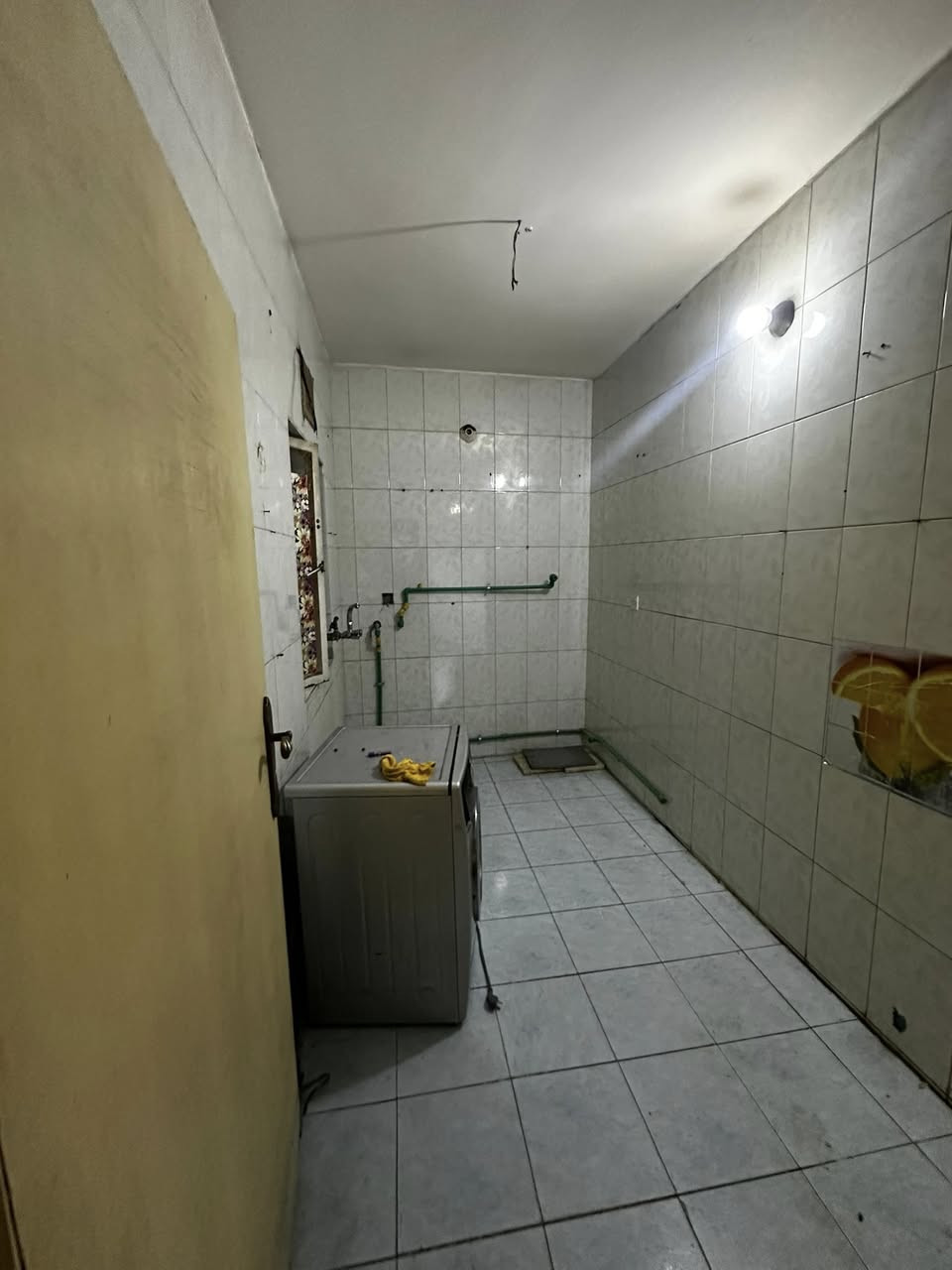 #للايجار____في____السيدية 

شقة طابق اول فوق الارضي 

تحتوي على ثلاث غرف نوم وصالة ومطبخ وخدمات 

قيمة الاجار:600 الف 

للاستفسار:***********

او زيارة مكتب الفهد الهندسي للمقاولات العامة/شارع جامع الاقصى مقابل مكتبة الحكم سنتر
