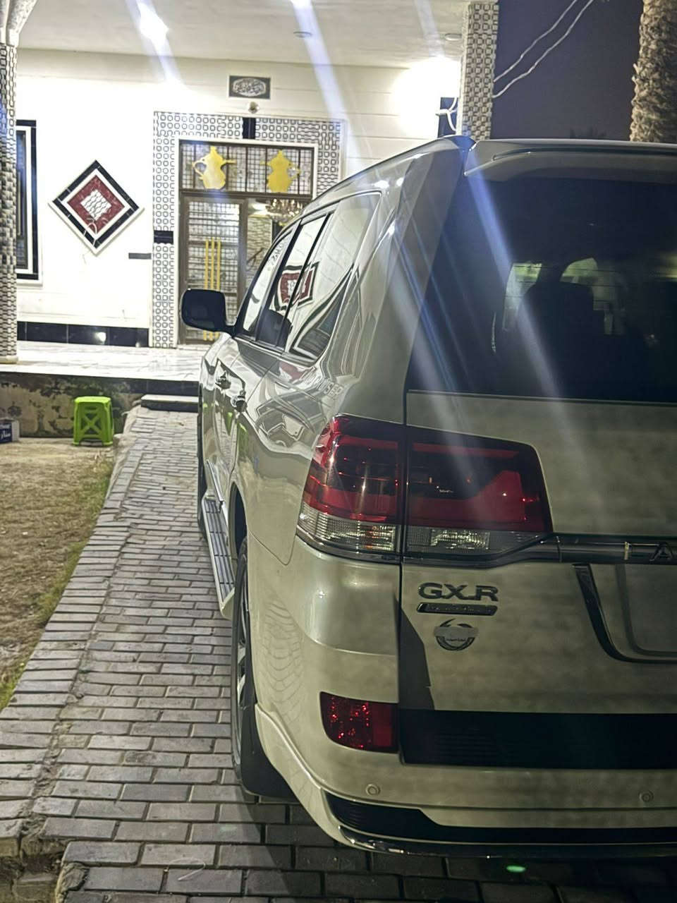 السلام عليكم للبيع لاندكروز موديل 2019 ابريم اصلي رقم  بغداد الجديد  سياره مكفولة كفاله عامه من صبغ والتبديل وفتح. وحتى الدعاميات.
فول مواصفات 1/1
بصمه تشغيل
5بصمات ابواب 
فتحه سلايت
كشنات ثنين كهرباء ثلاث حركات 
كشنات جلد اصلي
ديفيدي بل قماره 
عداد لكزز
زراكات
اشارة لكزز
مري قلاب
مري شفط
جنطه شفط
شاحن 
دبل ماوس
مثبت سرعه
سبعه راكب
ثلاث قطع تبريد
مطفايه حريق
محرك V6 
8ايرباك
حساس امامي
حساس خلفي
تحكمات ستيرن كامله
كامرة دوارة
وباقي مواصفات البريم معروفه. 
اسبير سياره ما نازل 
 ماشيه.(90 )الف حقيقي
السعر(540 )ورقه $ وبيها مجال 
اللاستفسار اتصل على الرقم
***********
عنوان كربلاء
