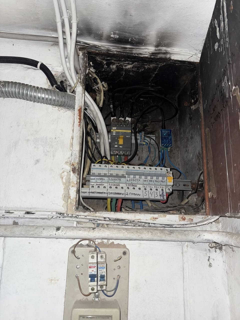 اللهم صلي على محمد وآل محمد 🌸
#عربي
مشاكل وأسباب الكهرباء في "التأسيس والبوردات كهربائية"

#المشكلة_الثانية_في_البوردات_كهربائية
1)مشاكل بورد الساعة.
2)مشاكل وعيوب بورد السيركت.
3)تعطل واحتراق غطاس المياه.
4)مشاكل بوردات الكنترول.

#مشاكل_بورد_الساعة
بورد الساعة هي الخطوة الأولى لدخول الكهرباء إلى المنزل، لذا يجب أن يتم تركيب من قبل موظفي دائرة الكهرباء أو فني كهربائي مختص، لضمان ربط (Input) و (Output) وخطوط الحار (Live) والبارد (Neutral) في أماكنها الصحيحة.

بعد التأكد من ربط ساعة كهرباء، يجب إدخال الكهرباء من مخرج ساعة إلى قاطع دورة (MCB) بسعة تزيد عن 64 أمبير، ومن ثم تمر عبر "كونتاكتور" أو "جهاز تحويل" (Changeover) إلى داخل المنزل.

لسلامة هذه بورد يجب أولاً منع وصول المياه إليها وتجنب تعرضها لأشعة الشمس المباشرة باستمرار، وإلا سيؤدي ذلك بمرور الوقت إلى تلف القطع الكهربائية داخل بورد.

قياس الأسلاك للمسافة بين بورد الساعة والبورد سيركت، يفضل استخدام سلك 4 ملم لمنزل بمساحة 100م، وسلك 6 ملم لمنزل بمساحة 200م.

#مشاكل_وعيوب_بورد_السيركت
تتكون لوحة القواطع من قاطع رئيسي (MCB) سواء كان أحادي (Single Phase) أو ثلاثي (3 Phase)، مع عدة قواطع فرعية، حيث تزداد أو تقل أعدادها حسب حجم المكان.

أسباب والمشاكل هذه بورد عدم إحكام ربط الأسلاك (الحار والبارد) داخل اللوحة، عدم إعطاء كل جهاز حقّه من "الأمبيرية" خط السبلت يجب أن يكون منفرداً بسلك 4 ملم وقاطع 32 أمبير. خط السخان (البويلر) يجب أن يكون منفرداً أيضاً. يفضل أن تكون إضاءة كل غرفة على خط خاص وقاطع 16 أمبير. خط سويجات يكون خاصاً وقاطعه 25 أمبير.

#تعطل_واحتراق_غطاس_المياه
الغطاس هو محرك يستخدم لآبار المياه، ويوجد منه نوعان: (Single Phase) و (3 Phase). المشكلة الرئيسية لهذا المحرك هي دخول الأطيان والرواسب إلى داخله، مما يمنع المحرك من الدوران رغم وصول الكهرباء إليه، وهذا يؤدي إلى احتراقه.

الحل طريقة التقليدية هي إخراج الغطاس وتنظيفه، وهي عملية صعبة للآبار التي يزيد عمقها عن 60 متراً.

الحل الأفضل حماية الغطاس عبر "لوحة تحكم" (Control Board) مصممة كالتالي. استخدام (2 كونتاكتور)، (أوفرلود)، (فيس فيلر)، مع مفاتيح تشغيل وإيقاف (NC, NO)، وقاطع (MCB) بأمبيرية أعلى من أمبيرية الغطاس.

لماذا نستخدم 2 كونتاكتور؟ لتدوير المحرك باتجاه اليمين واليسار (عكس الاتجاه)، وبهذه الطريقة يتم تنظيف الغطاس ذاتياً دون الحاجة لإخراجه.
هذه الطريقة تصلح للنوعين، حيث يمكن تحويل الغطاس سنگل (Single Phase) إلى ثري فيز (3 Phase) عبر "المكثف" (Capacitor).

#مشاكل_بوردات_الكنترول
اللوحات الكهربائية هي الجزء الأهم الذي يحمل مسؤولية النظام والتأسيس بالكامل، ومن أنواعها: (ATS, Classic Control, Soft Starter, AC Drive, PLC).
كل نوع منها هو وسيلة للتحكم وإعطاء الأوامر للأجزاء الكهربائية. ما يهمنا هنا هو مشاكلها وعلاجها؛ فالحرائق أو احتراق القطع أو سوء تصميم اللوحة يؤدي إلى تدمير الأجهزة المرتبطة بها.

أحياناً، قطعة كهربائية رديئة الجودة أو مصممة بشكل خاطئ قد تسبب حريقاً يؤدي لخسارة تقدر بـ (3 دفاتر دولارات - أي 30 ألف دولار). في بعض المصانع، قد يملكون جهازاً بقيمة 50 ألف دولار، لكنهم لا يستعدون لصرف 1000 دولار على لوحة تحكم جيدة!

الخلاصة، اختيار لوحة الكهرباء وتصميمها أهم بكثير من الجهاز الذي تريد التحكم به، ويجب توفير كافة قطع الحماية داخل التصميم لضمان السلامة، مثل.
‏#Phase_Failure
‏#Overload
‏#RCBO
‏#Thermostat
‏#Thermal_Relay
‏#Emergency_Button
‏#Heat_Aerosol_Fire

#كتابة_أسطة_ابراهيم_زنگنة - ***********

#كركوك #اربيل #سليمانية
