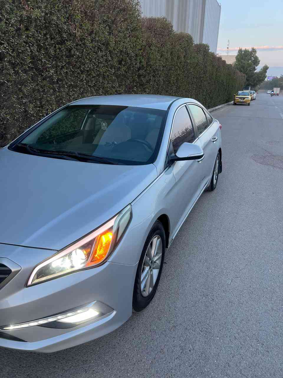 سوناتا 2015 سبورت وارد كندي 
حادث امريكا بنيد وجاملغ 
مصبوغه حزام 
مكينه 2.4  جديده 
كامله بدون نقص 
حجر بيئه موجود +
قانصه دهن +
السعر 100 وبيها مجال بسيط
مكاني بغداد / الدورة / او كرادة 
لاتصال وتساب
***********
