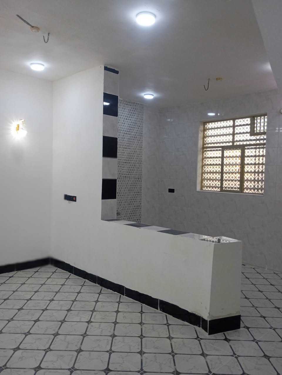 يا الله بيت للبيع المساحه ٦٥مترطابو سند ٢٥ شغل درجه اولى العنوان النجف قرب قريه  سعر ٢٤مع المجال الاتصال على الرقم ***********
