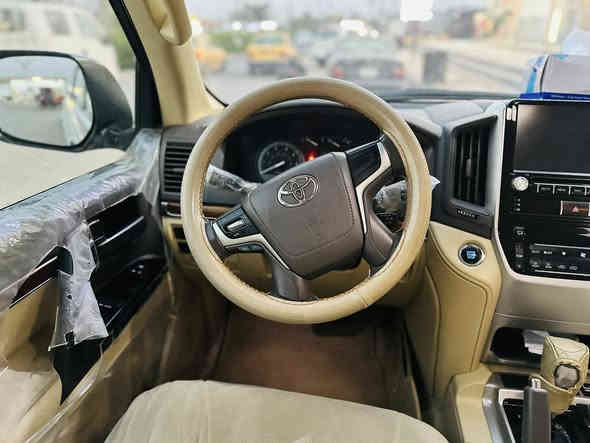 السلام عليكم 

لاندكروز 2017 فطيم اصل فول 1/1 السياره جديده لوك 

مكفوله كفاله عامه 
السونار موجود 

ماشيه  115 الف 

فتحه سلايت 

زراك لايت 
لايت زنون 

4كامرات 

كشنات جلد اصلي كريمي 

دبل كشن كهرباء كشن السائق 3 دكم

8 ايرباك 

تشغيل عن بعد 

شاشه كبيره 

دبل ماوس 

فول تحكم 

7 راكب 

3 قطع تبريد 

محرك 6 سلندر 4000

فورويل دفع رباعي. 

رقم بغداد باسمي تحويل ثاني يوم

السياره بشرط محرك كير صدركلها بعدهه على وضع الشركة
 للأستفسار 

 ***********
***********
