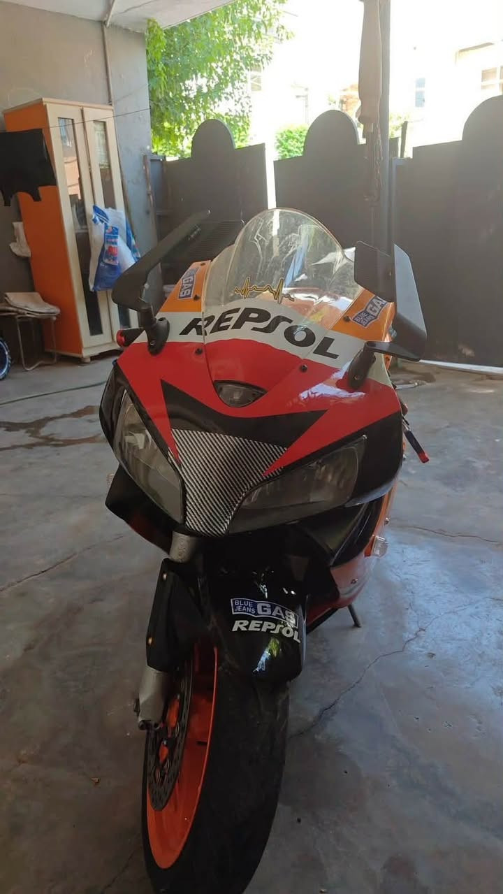 سڵاو ئەم ماتۆڕە بۆ فرۆشتن
Honda 600rr
2004
Repsol
۲ تایەی تازە 
تازە سێرفس کراوە 
ماتۆرەکە ماڵی دۆستە 
دوکەڵی نییە 
۲۷ مەعامەلە
***********
