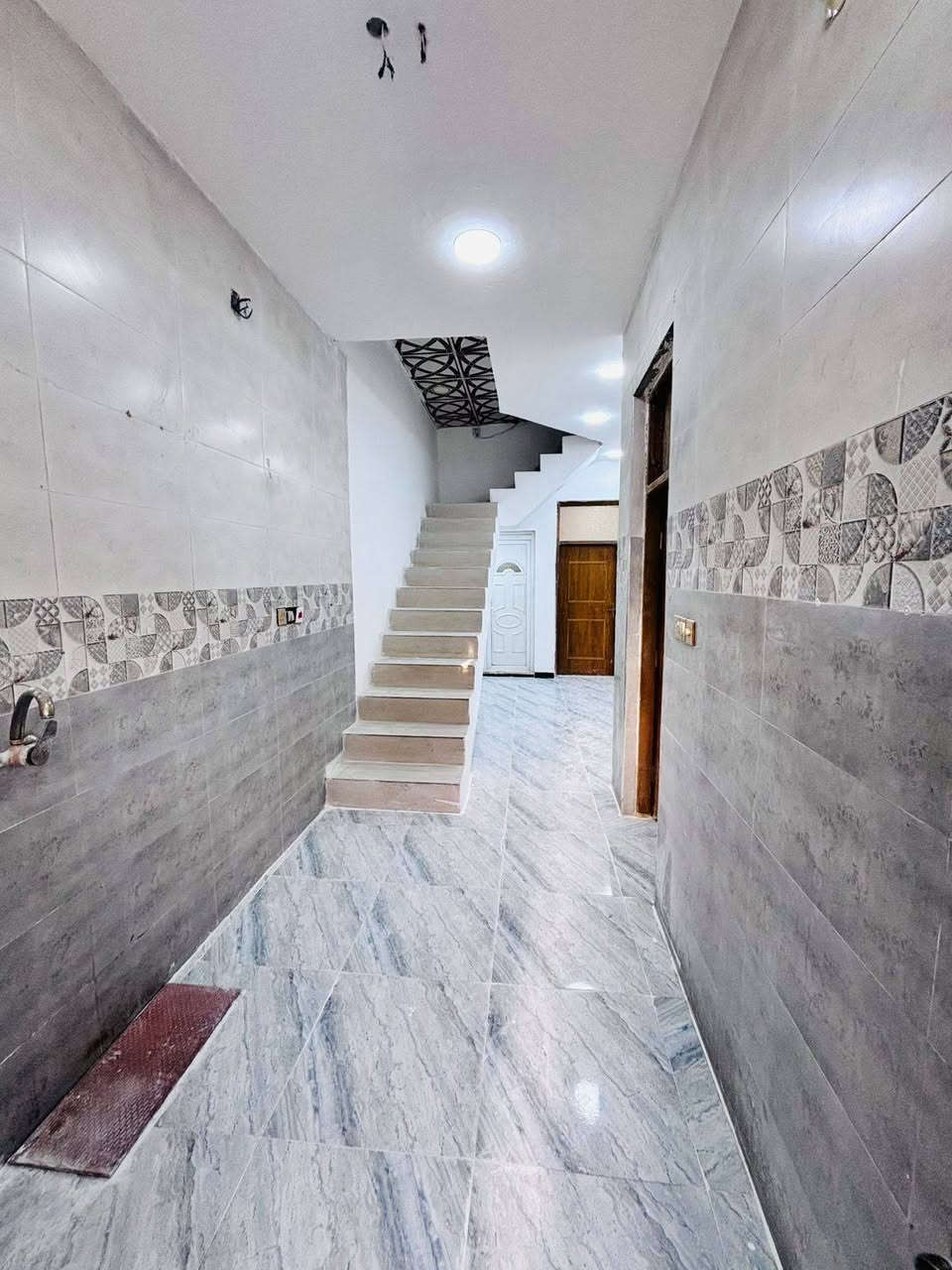 السلام عليكم بيت ١٠٠ متر طابق واحد مجمع السلطان للبيع قريب على السدة وقريب على المدارس بي غرفه وصاله واستقبال ومطبخ وصحيات خارجي وداخلي للاستفسار *********** او واتس ***********
