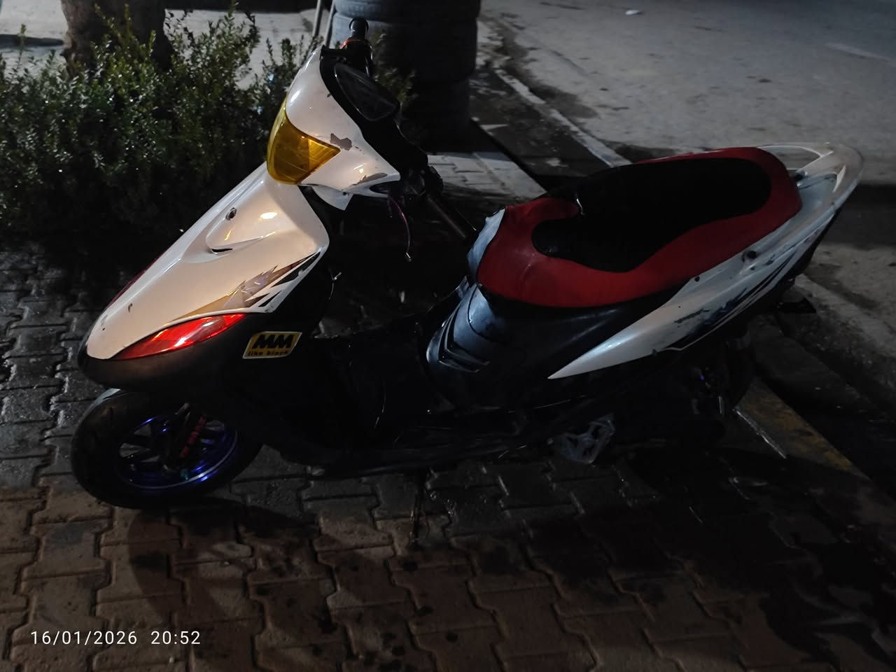 العنوان كربلاء حي التعاون قرب مطعم النافوره دراجه بوسه 55 بلادي ما مفتوحه ماكينتهم مشيه في سنها 
400 وبيها مجال رقم الموبايل واتساب ***********
