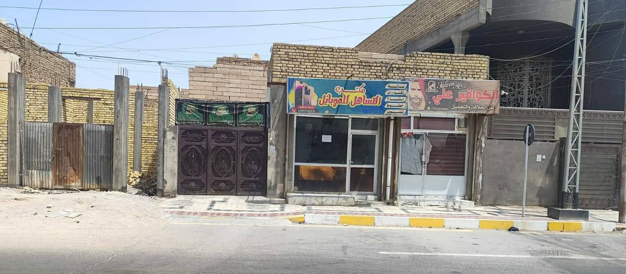 بيت للبيع في حي رافدين قرب تقاطع المحكمه بدايه شارع المعوقين 
تجاري موجهه ع شارع مباشره 
مساحته 235 متر 
واجهه 10 متر / ونزال 23.5
يصلح بنايه تجاريه او مشروع استثماري 
البيت بيه محلات 2 
مواصفات البيت : اربع غرف نوم طابق الاول اثنين والطابق الثاني هم غرفتين مع صاله مع كراج سياره واسع يكفي سيارتين 
للتواصل خاص .
رقمي *********** متواجد واتساب.
