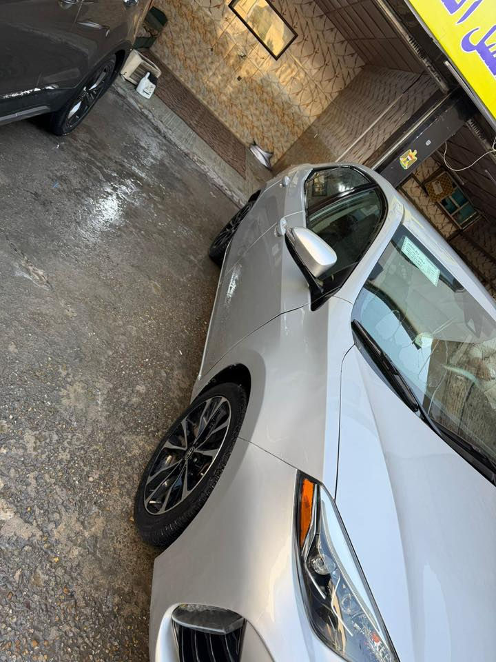 السلام عليكم
 كورلا ٢٠١٨ فئة لse ماشية ٦٩ 
السيارة اي نقص مابيهة بيهة 
طخة بسيطة باب السايق صور الحادث موجودة السيارة شفتات شاشة وكامرة خلفية جلد ومخمل سيارة حلوة وجاهزة رقم صاحبها  *********** للجادين فقط سعرهة ١٣٥ وبيهة مجال حك الجية
