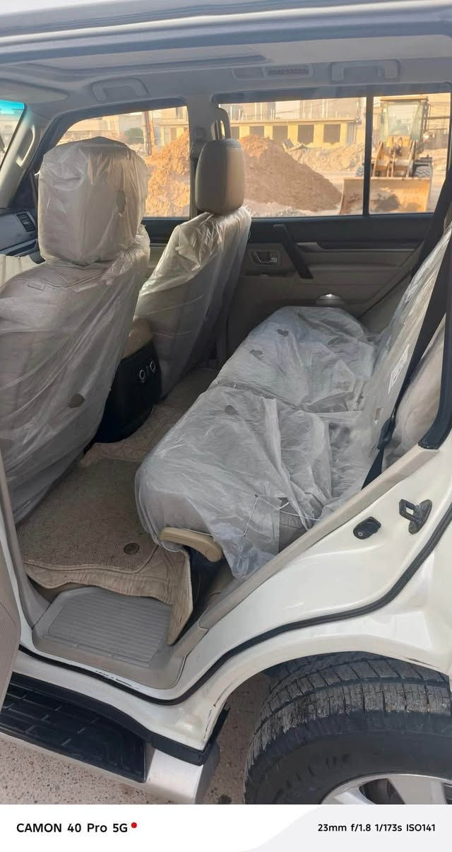 السلام عليكم للبيع باجيرو حبتور فول مواصفات موديل ٢٠١٠ السياره جديده كل نقص مابيهه ماشيه ١١٣ ع إيد وحده رقم بغداد الجديد ب اسمي تحويل ثاني يوم مكان السياره بغداد الدوره شارع ٦٠ 
السعر المطلوب ١٣٠ قفل 🔐 غير قابل لتفاوض السونار مرفق ويه المنشور 
***********
