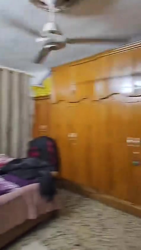 سلام عليكم بيت للبيع في اربع شوارع فرع مرطبات السفير  مساحه 210 ركن امانه تفاصيل البيت حديقه كراج جبير استقبال معزول غرفتين نوم هول ومطبخ حمام داخلي وخارجي + مشتمل خلفي كامل مساحته 50)  رقم الهاتف _***********
