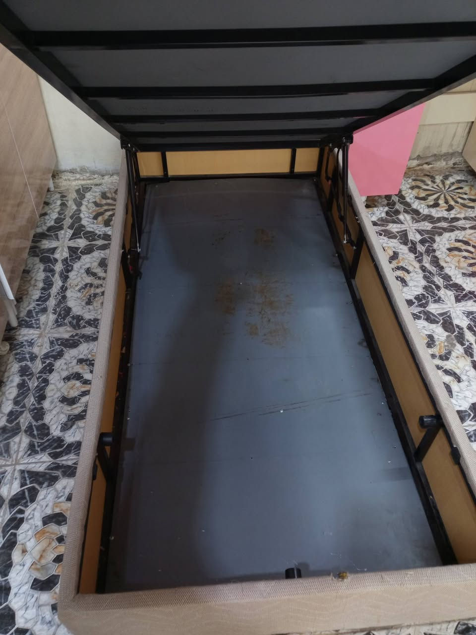 غرفه نفر 3قطع تفصال حطاطه تركي مستخدم اي عيب مابيه شرط نضافه السعر 200 العنوان كركوك حي العروبه قرب جامع الامام علي واتساب ***********
