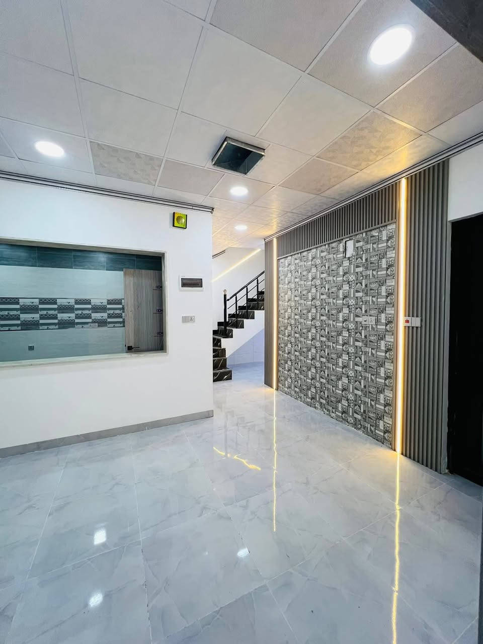 للبيع دار في حي الملايين الأولى / قرب جامع الصواف
المساحة البيت 110متر    واجهه 10م 

طابقين بناء حديث زيرو

الطابق الاول غرفتين نوم واستقبال وهول ومطبخ وصحيات 

الطابق الثاني ثلاث غرف نوم وحده سويت وهول وصحيات 

صنف العقار بستان ملك صرف طابو الزهور 
شارع بعرض 10متر

 تسليم البيت مفتاح فوري🔑

#مكتب__ربيع__نينوى__للعقار

للاستفسار اكثر الاتصال على الأرقام التالية 

 *********** 📲

 *********** 📲
