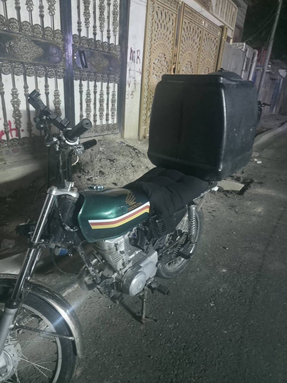 السلام عليكم دراجه ادوات نامه شلامجه للبيع نهضه مكينه كلجات جدد فول دراجه العنوان البصره الزبير السعر 350 وبيه مجال حك الجيه الرقم ***********
