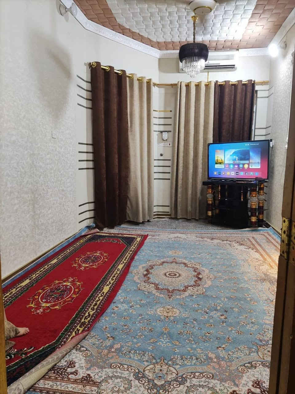 السلام عليكم 
بيت الرهن  مع الاثاث  في شارع المطار الجديد مقابل بانزين خانة الريبال داخل الفرع  المساحه 132 متكون من  استقبال وصاله ومطبخ وغرفه نوم عدد 2 صحيات داخل وخارج السعر 20 مدة سنه قابل للتجديد 
***********
***********
