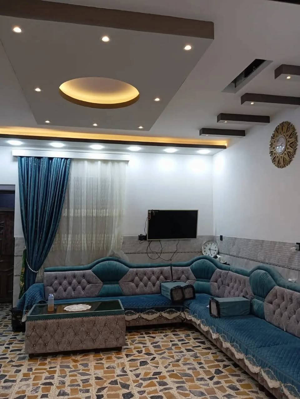 ✨ للبيع للبيع ✨الدار مع الاثاث 
📍 موقع الدار حي السماح الأساتذة 
🏫 مساحة الدار ٢٠٠م واجهة ١٠م بناء حديث طابقين 
ط١/كراج استقبال مطبخ حار/بارد صالة غرف نوم  عدد2 صحيات
ط٢/غرف نوم عدد3نوم  صالة صحيات مطبخ بيتونة
💯نظام تبريد مركزي نظام كامرات وستلايت
📑جنس العقار سند طابو الزهور ملك صرف
.......................... 
***********
***********
