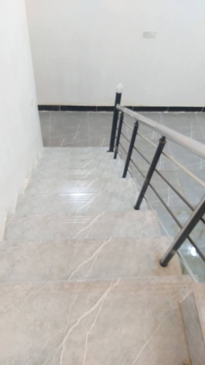 مشتمل للبيع حي حكيم شارع افران الهادي قرب كورنيش مساحه 100متر كله طابوك يتكون من غرفه نوم وصاله ومطبخ واستقبال مرقم من بلديه حديث جاهز للسكن كهرباء بوري نضام سبالت تقطير فوول مواصفات واجهه فوم وصبغ ***********واتساب أو ***********سعر
