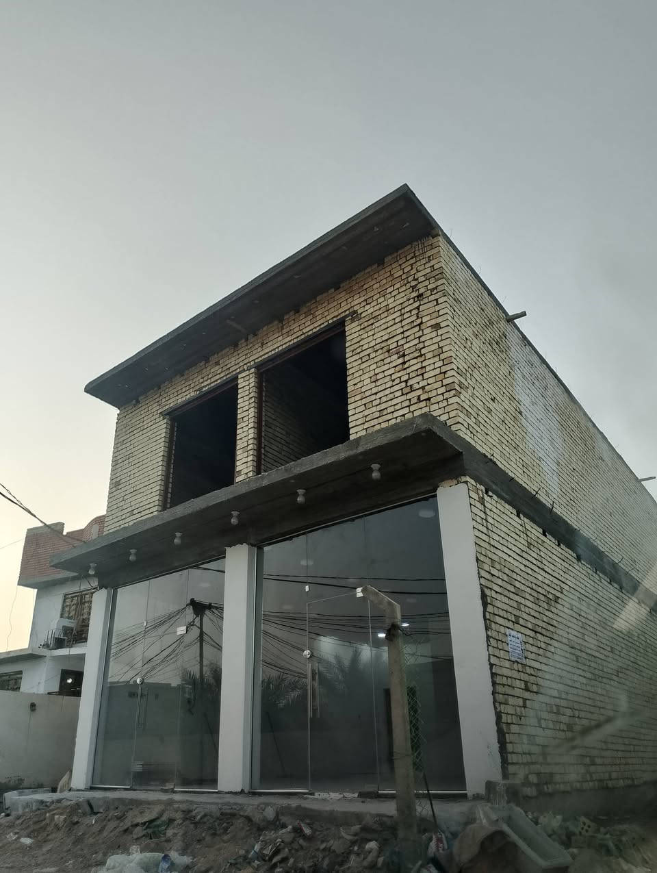 السلام عليكم بناية تجارية للبيع محلات 2 وشقه هيكل طابق ثاني مساحة 100 متر كربلاء الحر منطقة اليسار  مقابل المستشفى التركي السعر 80 مع المجال علما اخوان يساري فقط ***********
