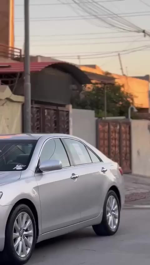 كامري 2010 LE كه نه دي سه ياره كه 196هه زار روشتوه يه ك پارچه ي هه يه بونيتي سبوغه ناو ره ساسي ئيرباگي نه ته قيوه گيري به شه رت مه كينه ي سه رفي هه يه تا ٢٠٢٦ سه نه وي تازه يه كوبوني به نزيني هه يه ژماره *********** شوين كه ركوك
