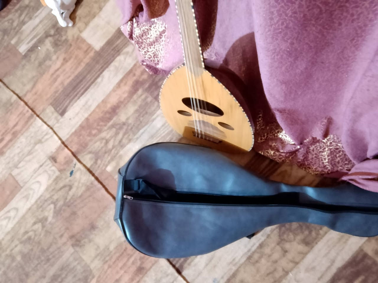 السلام عليكم عندي عود للبيع صار اسبوع من اشتريتة مكاني واسط للي مهتم هاذا رقمي *********** او تواصل وياي خاص
