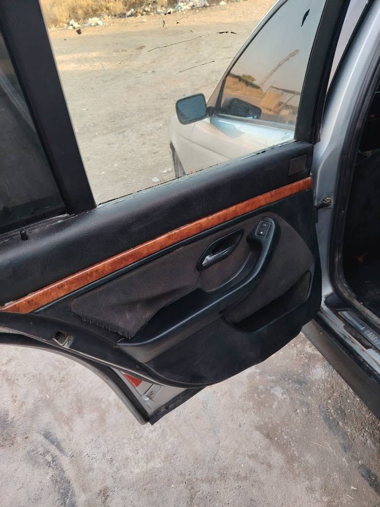 سڵاوی خوای گەورەتان لێبێت بیئیم مودیل 1998 V8 540 گێڕو مەکینە بەشەرت فول مواسەفات سڵایت جام کارەبا لایت ئەڵقە لایتو بەگ لایتی مەزبوتە تەقەو ڕەقەی وەسەت ئاوێنەکارەبا سیستەم ساڵنسا سپۆڕت سەیارەکە تابڵێی بەقوتە کارەبایاتی مەزبوتە ئاڕم پلاستیک هەولێر ئاڕمو ئەوەلیات موسو بڕاوە بەشەرت وەرگەڕاو بەشەرت بۆزانیاری زیاترپەیوەندی بکە سعری 36 وەرەقەو مەجال *********** كويسينجاك, أربيل
