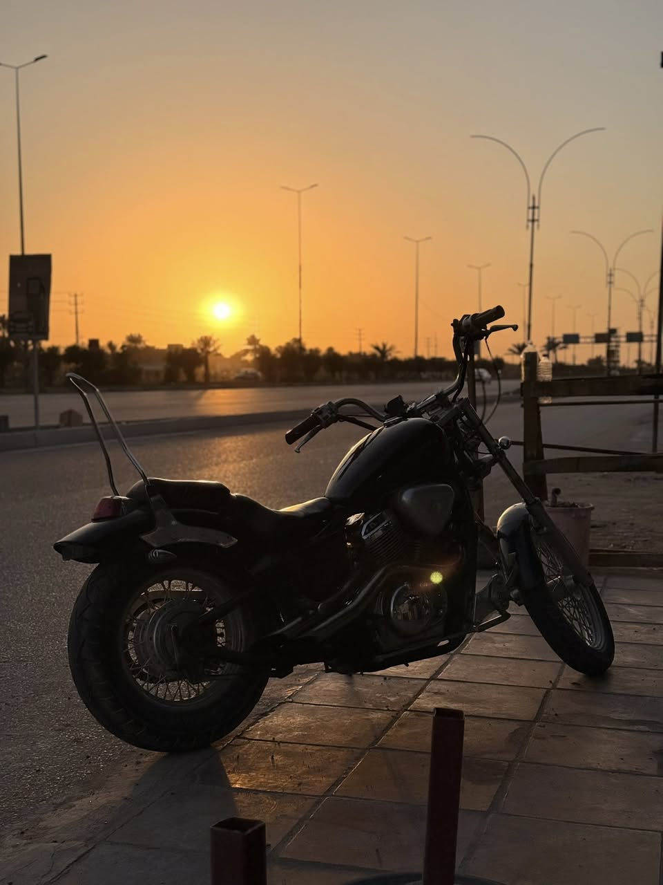 ستد 400
دراجة كاملة نقصه فقط اشاير 
مكينه تخبل 
سعر 12 وبيه مجال بسيط 
كربلاء ***********
