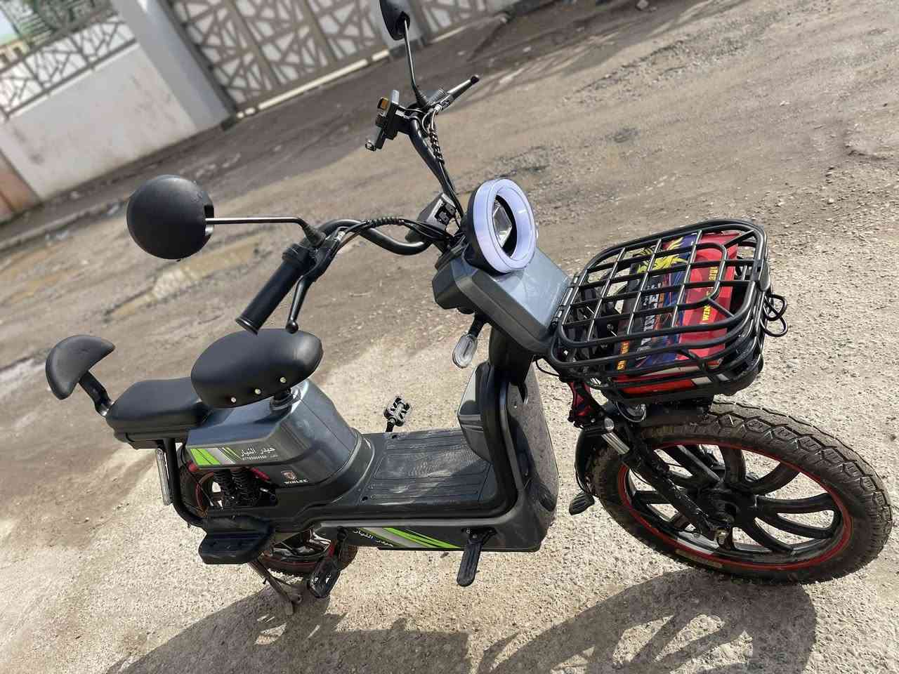 السلام عليكم 
دراجه شحن للبيع حجم 20 دراجه جديده لوك ما صارلي اقل من شهر اخذها 5 بطريات جديده تمشيك 50 كيلوا و شاحنه اصليه مال شريكة و ولايت اشرات و هورن و سماعه كلها شغالها والسعر 465 بيها مجال و عنواني موصل الايسار . ***********
