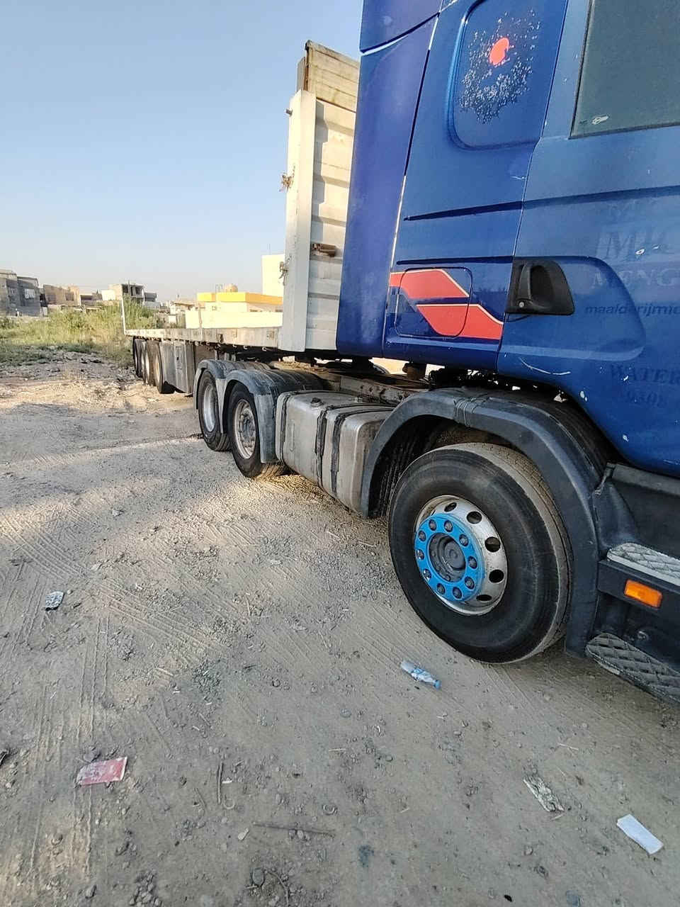 سكانيا 2002 مكينة انجكتر مربوطة عربانة اربع محاور 2 رفاع اجناب 1متر سيارة جاهزة العمل***********

