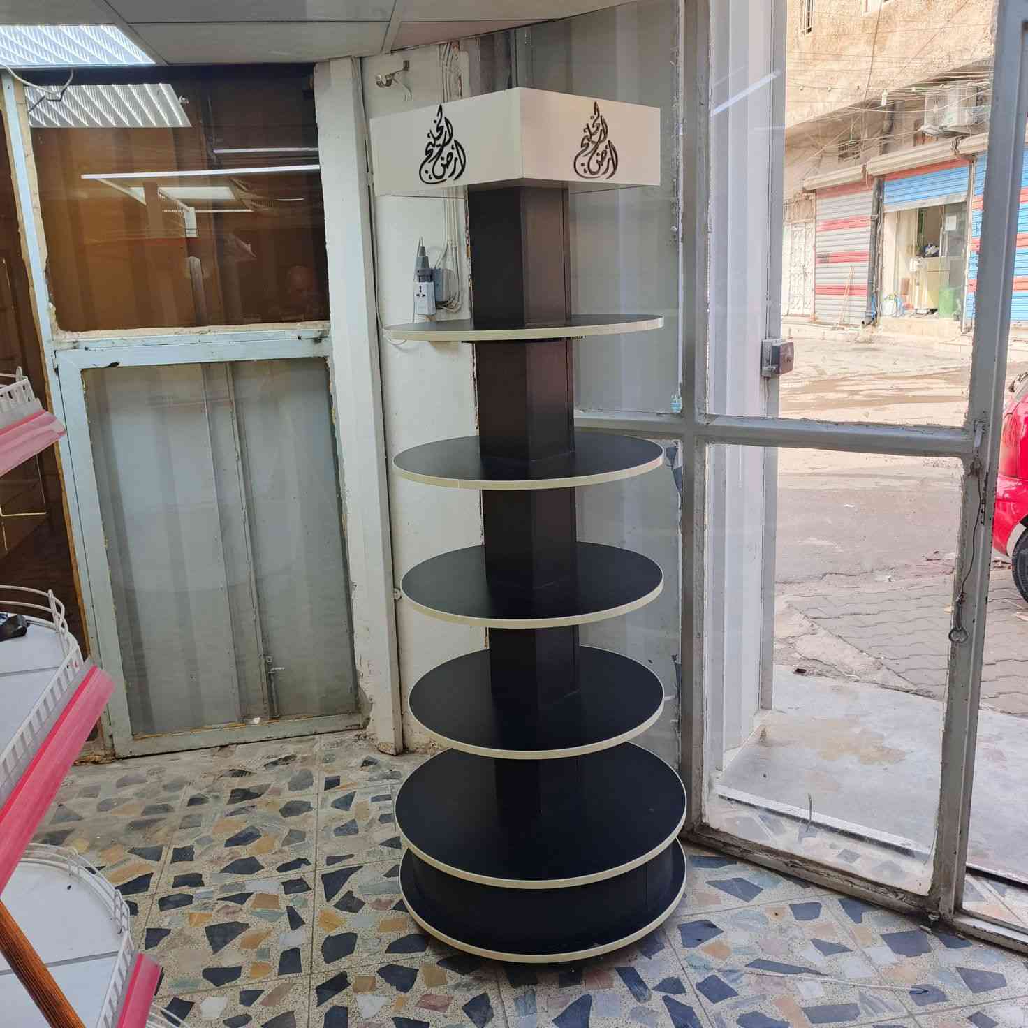 السلام عليكم غراض للبيع زقورة ارض الخليج سعر 100 الف سفينه سعر 275 الف رفوف عدد 2 سعر 150  الف ***********
