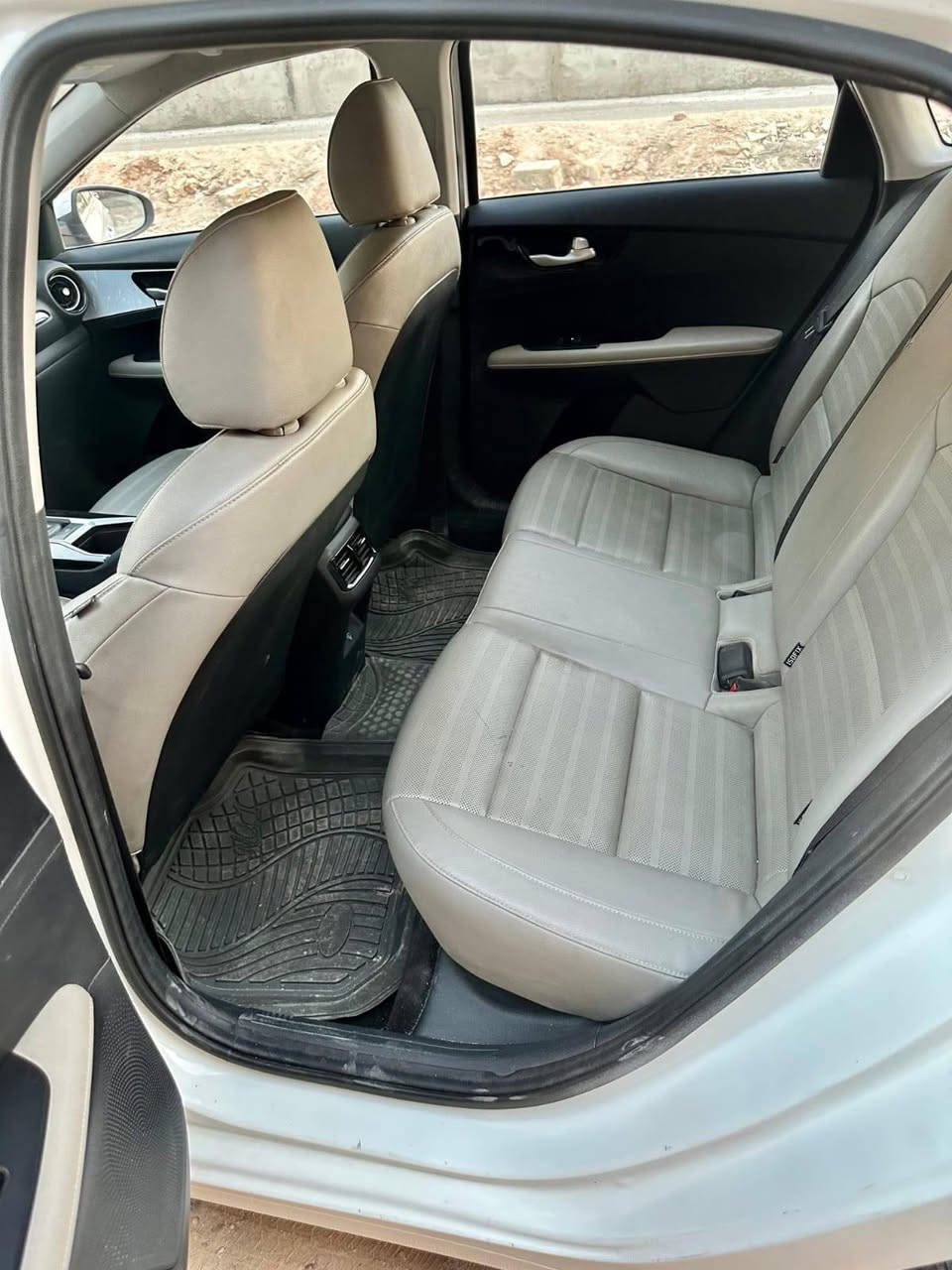 سلام عليكم K3 مديل 22
رقم اربيل أتريد وكاله أتريد تحويل
بيها قطعتين
جاملغ خلفي صوب السايق
وباب كلير صوب السايق
السعر 125وبيها مجال حك الجيه
مكلف بل نشر مكانها نجف
مبايل ***********
