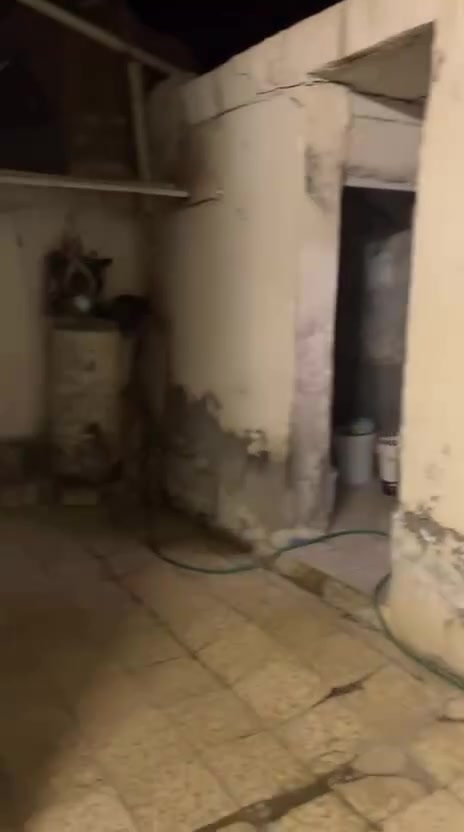 السلام عليكم بيت طابوصرف طابقين ٤غرف صالتين ومطبخ واستقبال وصحيات خارجيه مساحه ١٥٠مترعكاده العنوان حي العسكري بدايه حي الاصدقاء  سنه لبناء ٢٠١١لبيت حرثاني يوم مداورالسعر ٦٨وبي مجال لشراي الاتصال على لرقم *********** لرقم واتساب فقط
