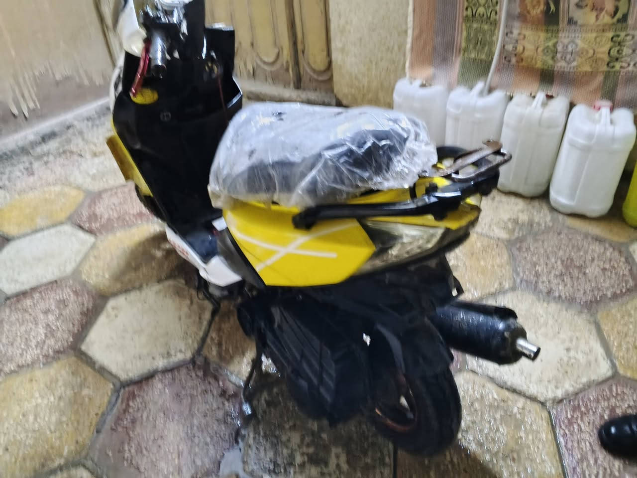 سلام عليكم
سكنس صيني صار اسبوعين من جفتتها ب70 
الدراجة ما تشتغل عوزها سلف 
بس مكينتها ومشيها كلش حلو 
سعرها 100 
*********** متواجد واتساب
