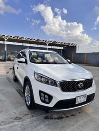 سورنتو ٢٠١٦ • ٦ سلندر • مكفولة صبغ وتبديل